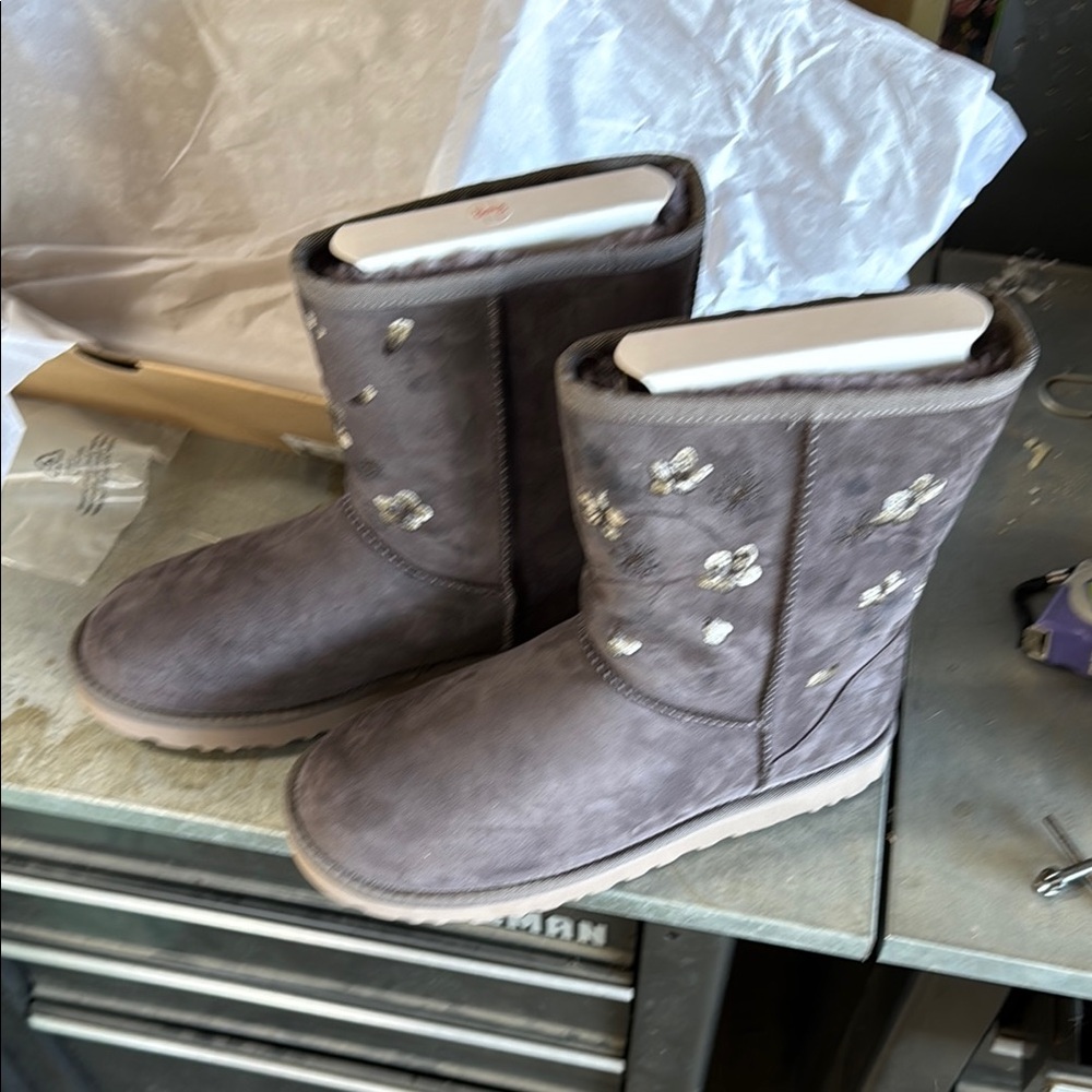 UGG Gray Winter Boots with Suede Finish - Picture 4 of 4